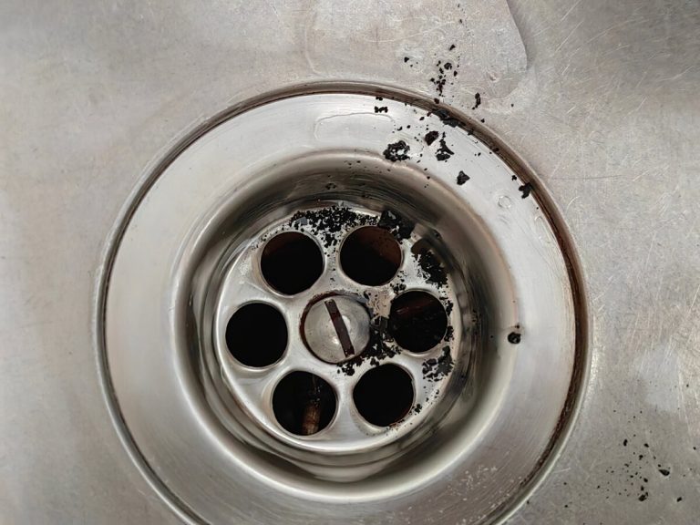 Кладу 1 таблетку активированного угля в раковину и спокойно уезжаю из дома или иду спать. Жалею только, что не догадалась так делать раньше