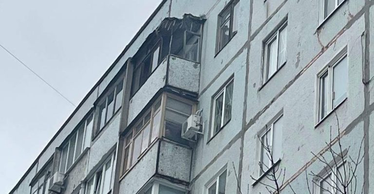 Мы с мужем продолжали платить из собственного кармана за квартиру в которой жили наш сын с невесткой. Конечно, нас это не устраивает. Если девушка теперь там живет, то ее родители должны разделить с нами расходы