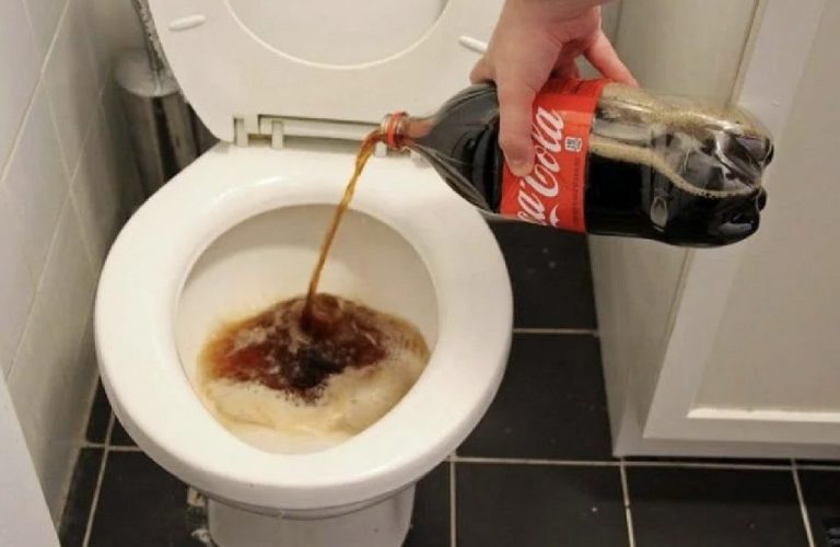 Решила помыть унитаз кока-колой. Расскажу о результате, что в итоге получилось