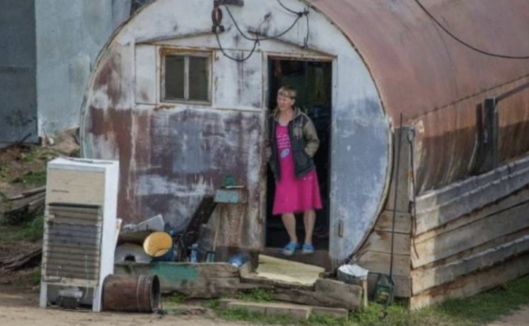 Железные бочки вместо домов. Как живут люди на Севере