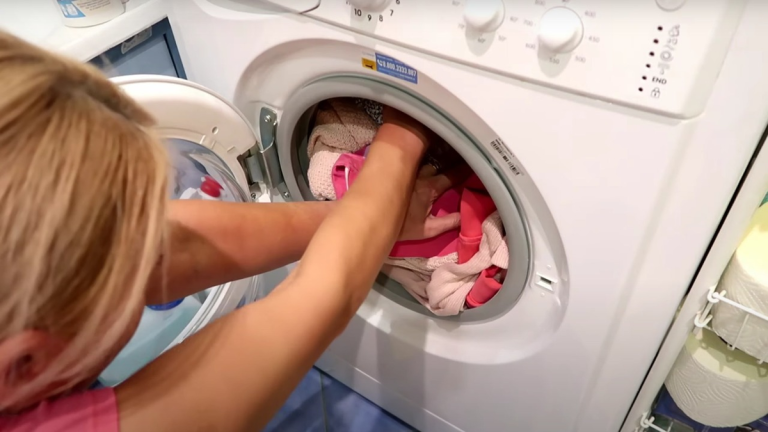 Даже самый дешёвый порошок будет отстирывать вещи до идеальной чистоты. Хитрость, которая сделать стирку в разы эффективней