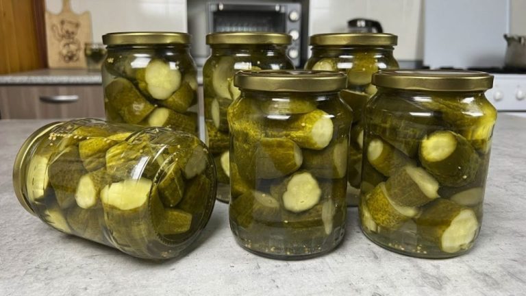 Всю зиму не могла нарадоваться этими огурчиками: маринованные огурцы по-фински. Никакой стерилизации, всё очень просто).