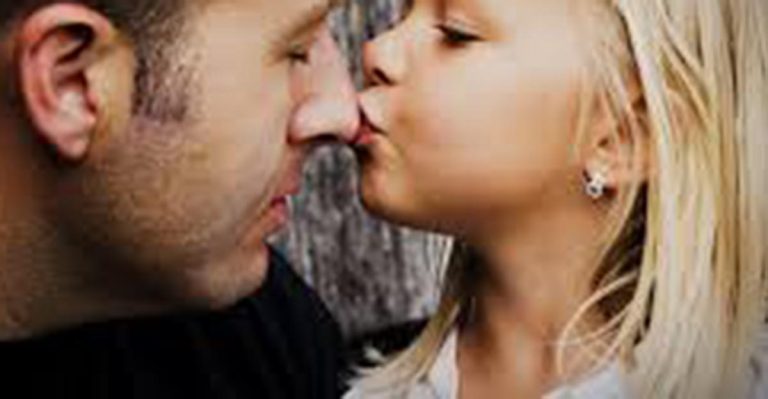 Моя семилетняя дочь готовила борщ, а мачеха, моя жена, развлекалась