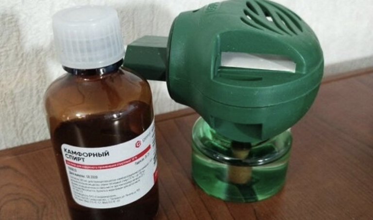 Как при помощи дешёвого аптечного средства избавиться от мух и комаров в доме