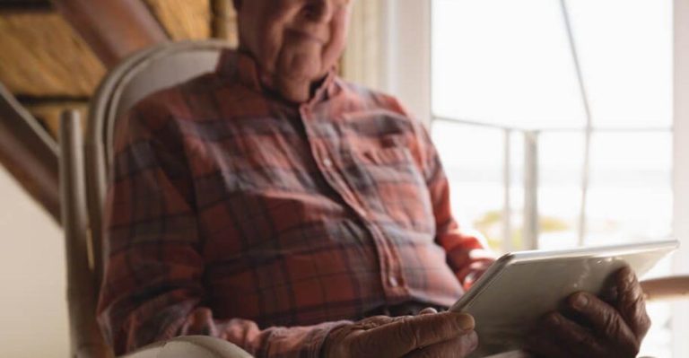 После смерти бабушки к дедушке Василию зачастила соседка. То борща ему сварит и принесет еще горячего, то вареников налепит и уже с миской бежит к нему в гости. Так постепенно Елена перебралась жить в наш дом