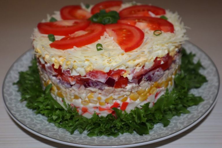 Бесподобный салат на любой праздничный стол: первым сметут со стола. Делюсь рецептом