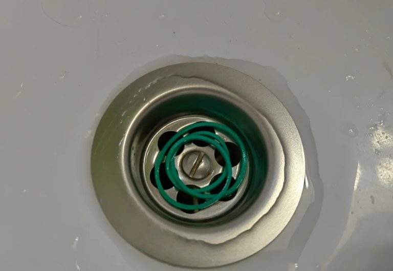 Всегда кладу канцелярскую резинку в слив – хитрость, которая не раз выручала меня. И еще несколько хитростей с канцелярской резинкой