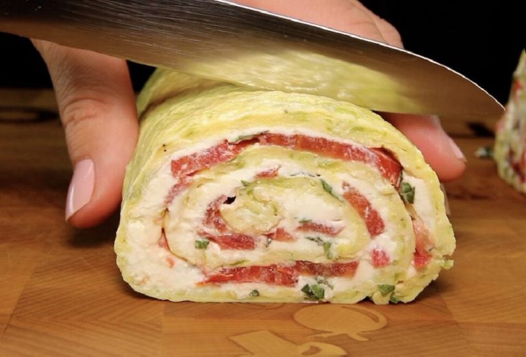 Удивила родных этой закуской из кабачков: натёрла кабачки, запекла и свернула в рулет. Просто и вкусно