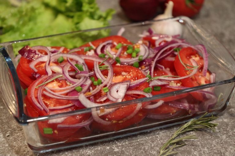 Родные сказали: «Ум отъешь». Закуска из помидоров за 5 минут, которую можно готовить на пикник и не только