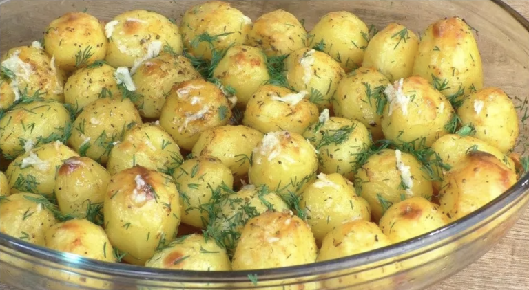 Просто пальчики оближешь. Вкуснее этой запеченной картошечки я еще не пробовала