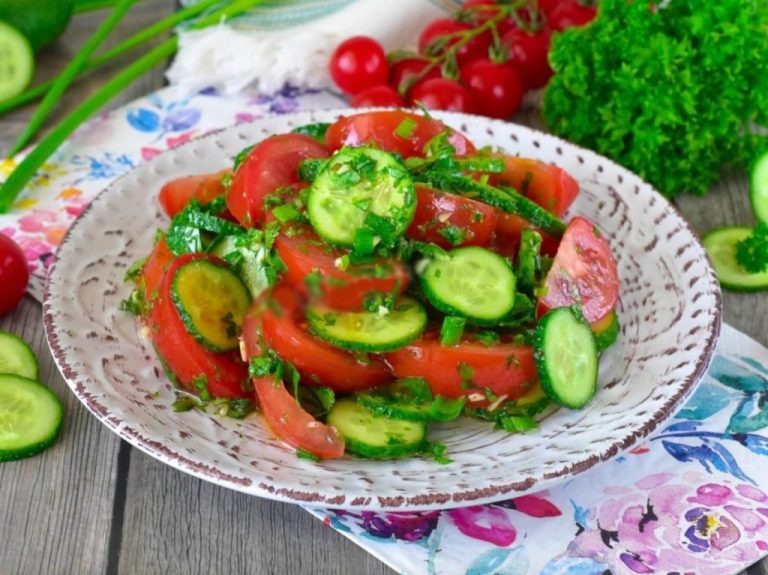 Почему салат из помидоров и огурцов назван антивитаминным и вредным. И как дела обстоят на самом деле