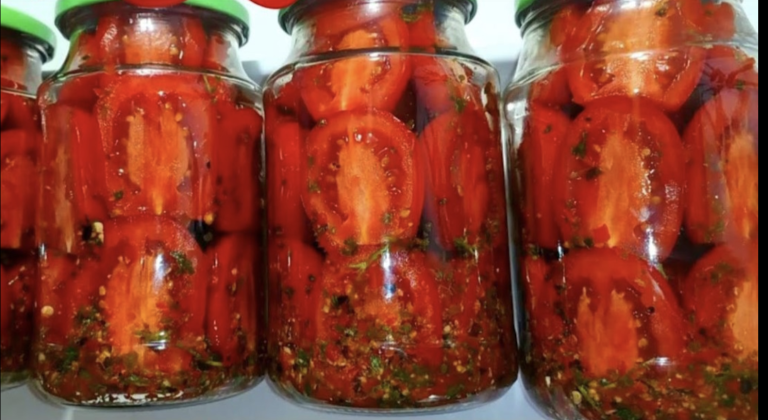 Незвичайно смачні мариновані помідори з часником і зеленню