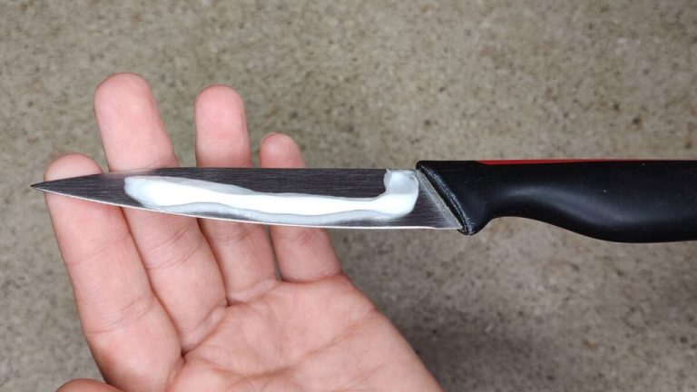 Намажьте нож зубной пастой и будете удивлены результату