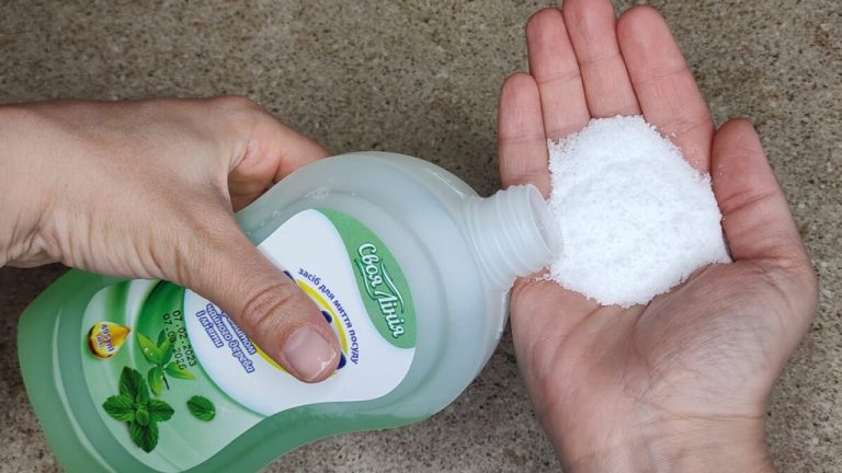 Смешайте средство для мытья посуды с солью. Результат потрясающий, не нарадуюсь