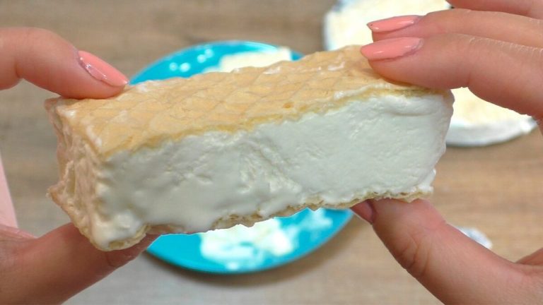 Просто взбила сливки со сгущёнкой, заморозила и получила вкуснейшее мороженое «Пломбир»