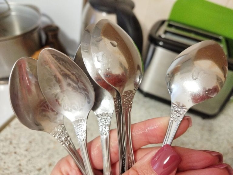 До блеска отмываю всю кухню, ванную комнату и отбеливаю белье одним и тем же средством. Делюсь, как решить проблемы в быту всего 1 средством