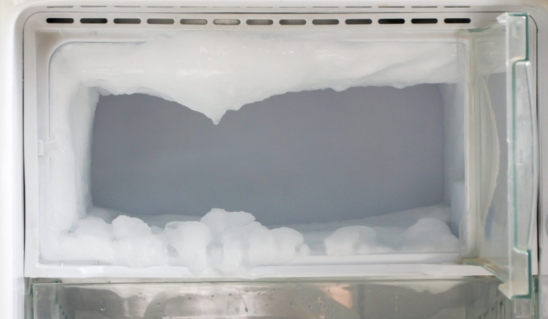 Зачем класть в морозилку фольгу: совет опытной хозяйки