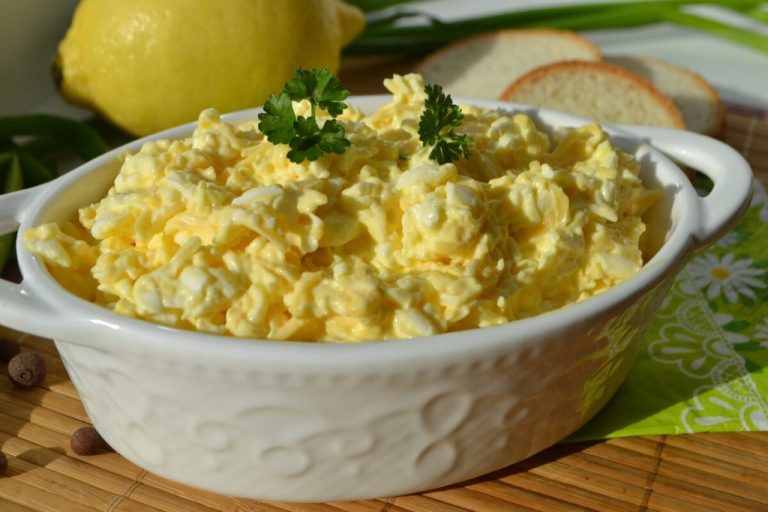 Закуска за 5 минут, которую раньше готовили в каждой советской семье: быстро и вкусно