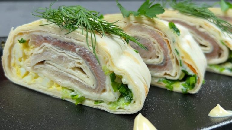Беру селёдку, лаваш и готовлю невероятно вкусный рулет за копейки. На праздничном столе улетает в первую очередь