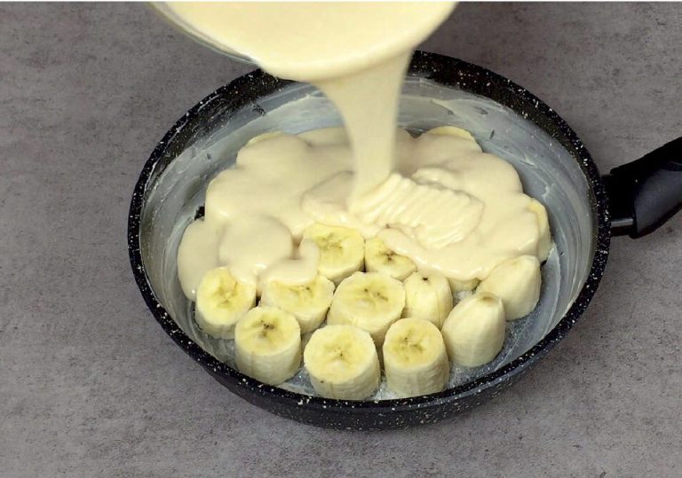 Беру одно яйцо и два банана и никто не верит, что я этот пирог готовлю на сковороде и без духовки