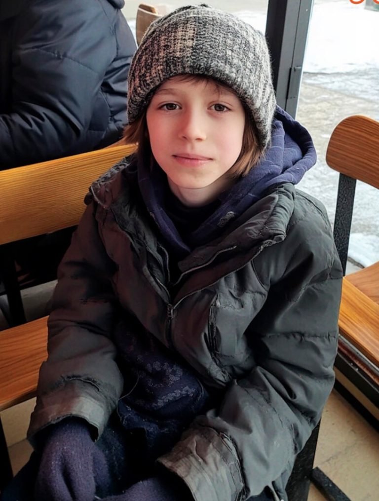 Женщина следует за мальчиком, который каждый день берет остатки еды из ее ресторана — История дня