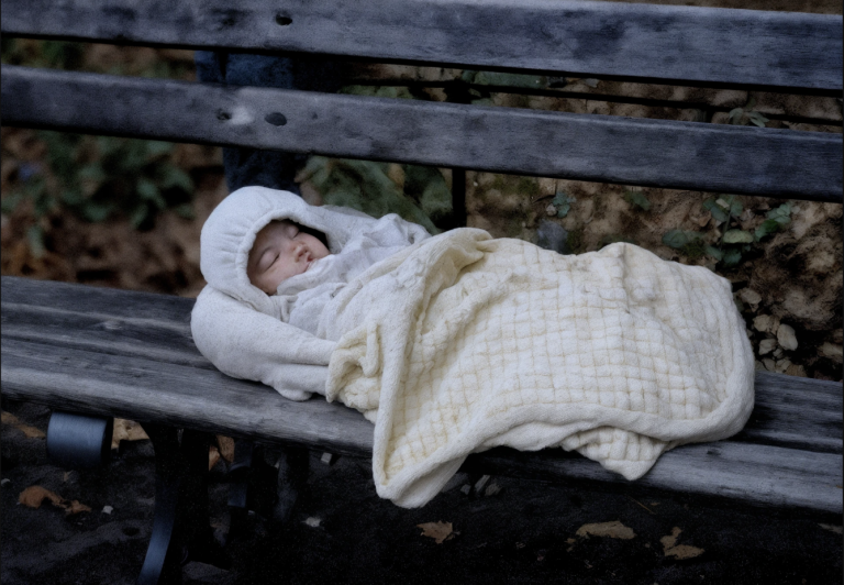 Я нашёл новорождённого, плачущего и оставленного на скамейке