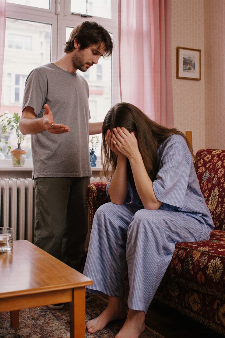 — Зарплату получила? Давай её сюда, я пойду закрою маме кредит — Заявил мне муж, после чего я собрала ему вещи