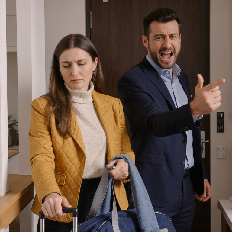 Он смеялся, когда выгонял её из квартиры. А она молчала, когда он просил вернуться