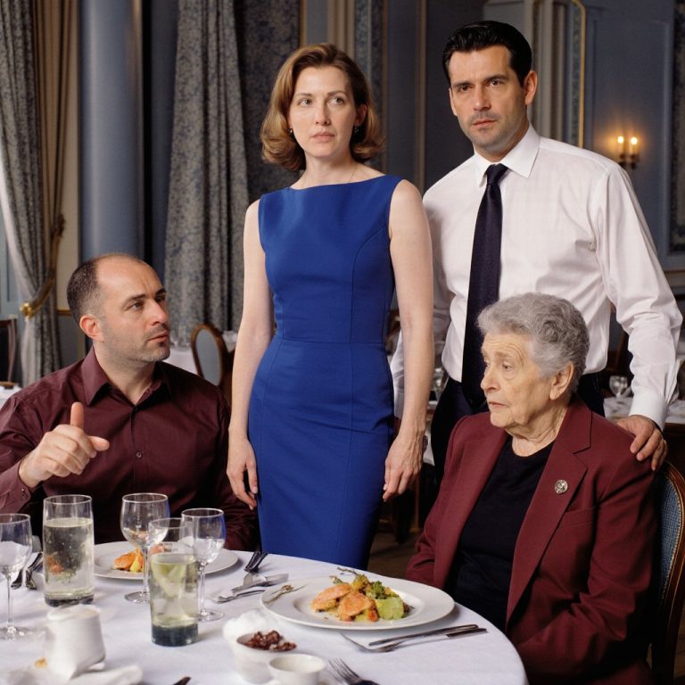 Муж устроил пир за мой счёт и хвастался свекрови — пока я не вошла в зал и заблокировала его праздник