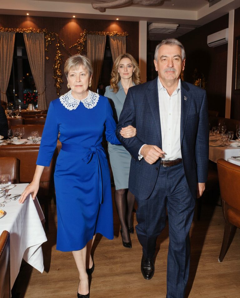 — Вон отсюда, деревенщина. На моем юбилее в элитном ресторане таким нищебродам делать нечего — свекровь выставила моих родителей за дверь