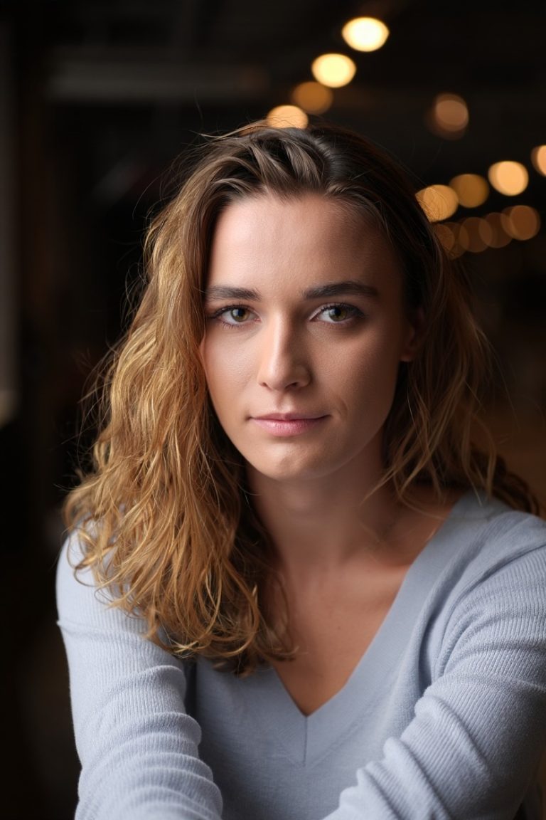 — Почему твоя карта больше не работает, Мия? Маме нужны деньги, — требовал муж