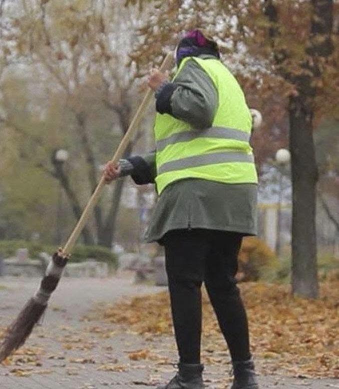 Дворничиха хотела выкинуть старый шкаф с помойки. Открыв его, она подскочила, как ошпаренная