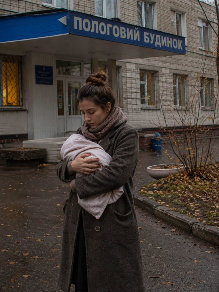 Матери некуда было идти с дочерью после роддома, и в отчаянии она согласилась на странное предложение незнакомца…