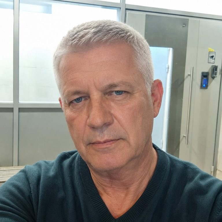 «Я бизнесмен, привык к роскоши»: 55-летний ухажер пускал пыль в глаза, пока я случайно не увидела его на кассе в магазине